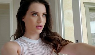 Тип трахает чужую мамку на кухне